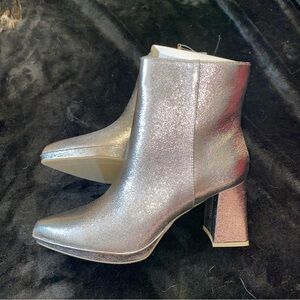 Worthington Silver Womens Size 8 Block Heel Ankle Boots